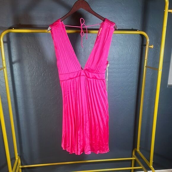 Jessica Simpson Pink dress with V-Neck and Ruched Bust - Picture 1 of 7